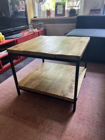 Salontafel met blad en onderstel van hout en stalen frame