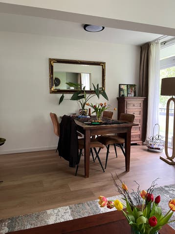 Houten eettafel met 4 stoelen en ladekast