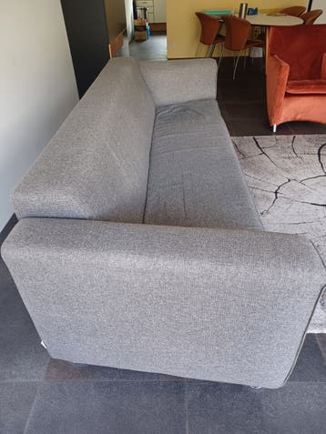 Comfortabele grijze driezitsbank