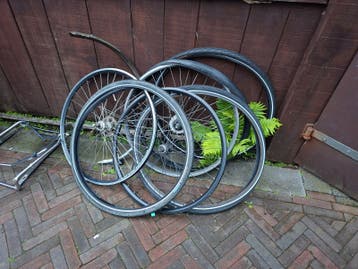 Diverse fietsonderdelen aangeboden fietswiel bagagedrager