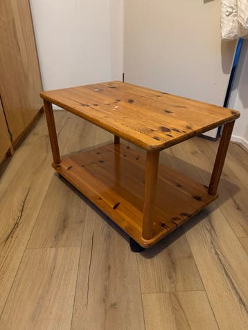 Houten bijzettafel op wieltjes