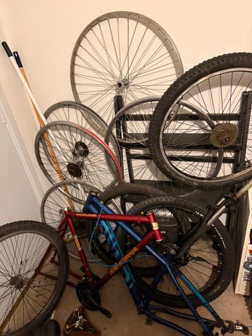 Kenosha en ghost mountainbike frame met veel onderdelen