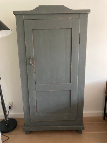 Gratis Prachtig opgeknapte hoge kast (woonkamer/ slaapkamer)