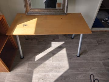Bureau met verstelbare poten