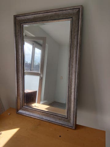 Grote dressoir spiegel met sierlijke lijst