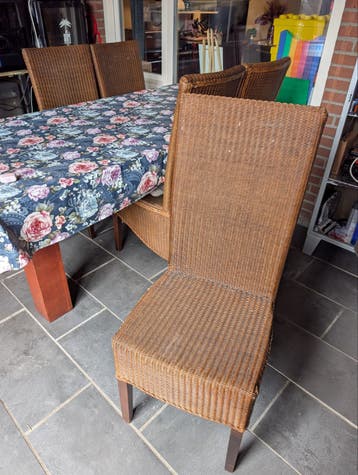 Gratis 6 stoelen.