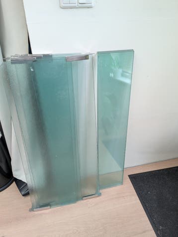 Gratis, 11 schap dragers gehard glas, met chromen steunen