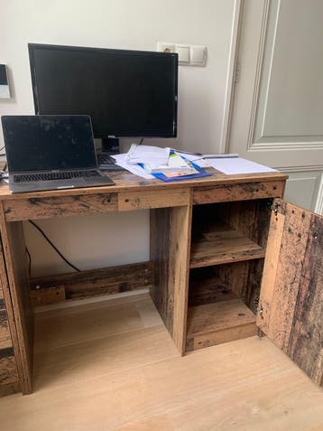 Robuust houten bureau met lades en opbergruimte