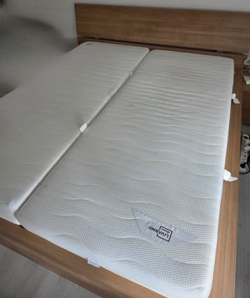 Bed 160x200 gratis meenemen met 2x gratis matrassen