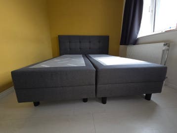Boxspring met beweegbare rugleuning en voeten