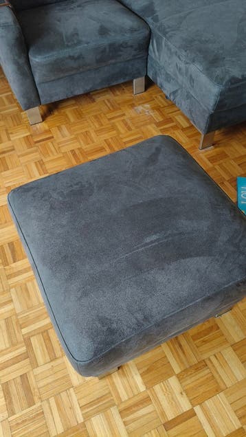 Comfortabele hoekbank met chaise longue en poef