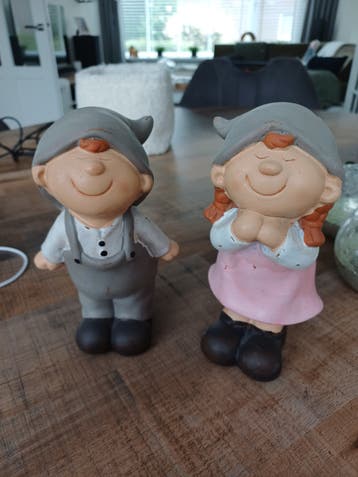 Gratis 2 aardewerk poppetjes