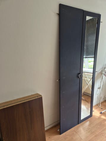 Gratis kledingkast met spiegel