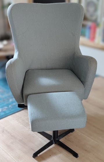 GRATIS Groengrijze fauteuil met voetenbank