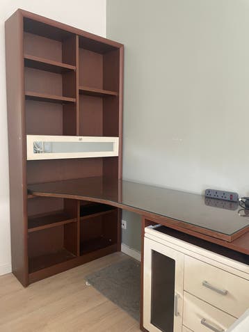 Gratis bureau met boekenkast en onderkast