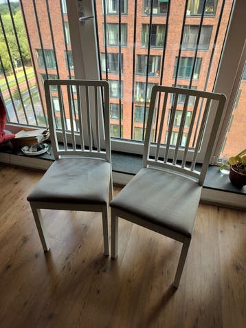 Set van 2 witte eetkamerstoelen met stoffen zitting