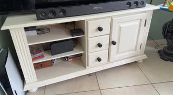 Crèmekleurig TV-meubel met lades en kastje