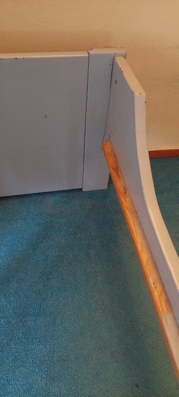Gebruikt eenpersoonsbed, lichtblauw hout