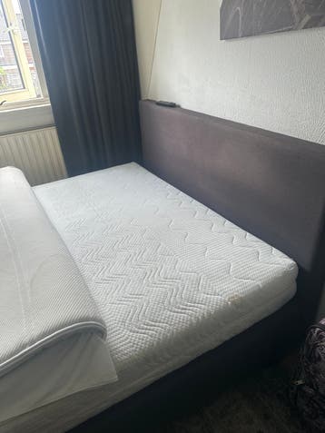 Comfortabel tweepersoonsbed met matras