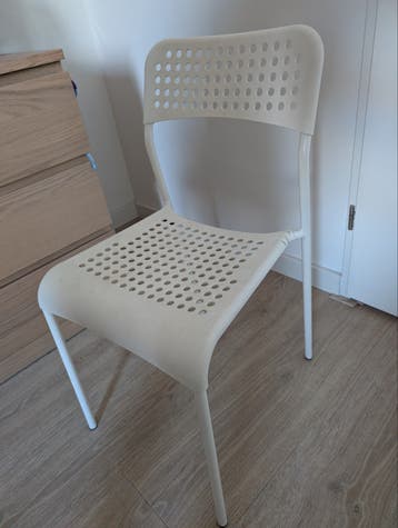 Witte kunststof stoel met metalen onderstel
