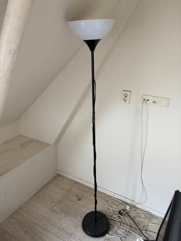Zwarte vloerlamp met witte kap