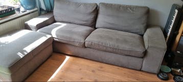 Gratis Grijze Ikea Kivik 3 persoons bank met poef