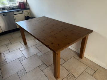 Gratis houten eettafel