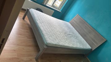 Gratis grijs houten bed 160