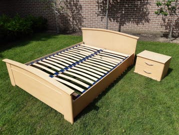 Tweepersoonsbed met lattenbodem, matras en 1 nachtkastje