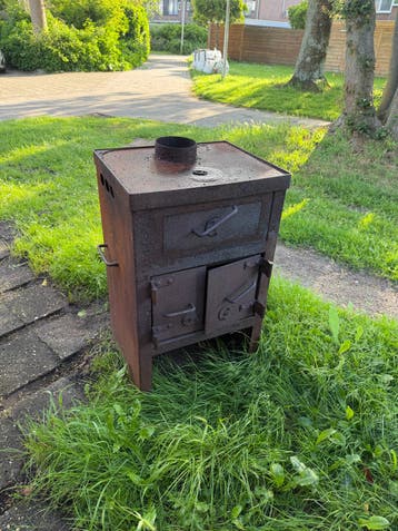 Gratis Oude roestige houtkachel - oud ijzer/opknapper