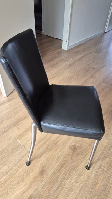 Gratis! Tafel en 4 zwarte leren stoelen
