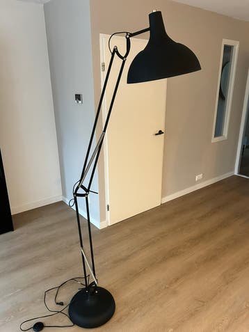 Zwarte industriële vloerlamp