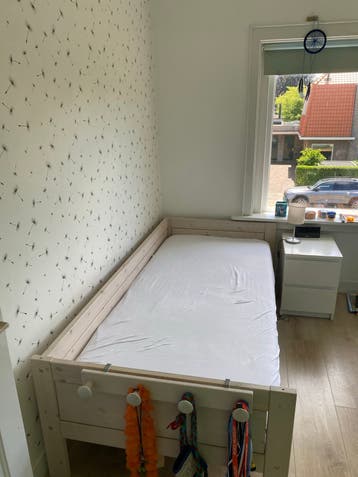 Eenpersoonsbed van hout met lattenbodem