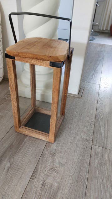 Gratis houten lantaarn met metalen handvat
