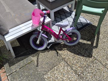 Kinderfiets roze met kapotte trapper - Gratis af te halen