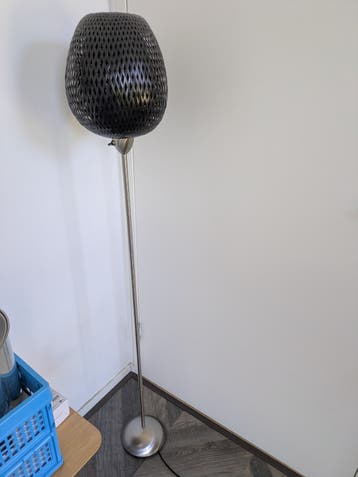 Moderne staande lamp met zwarte kap