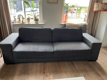 Gratis: 2x 3-zitsbank (donkerbruin stof en bordeauxrood leer