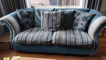 Comfortabele 2-zitsbank in blauw/grijs met kussens