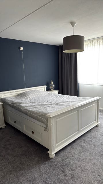 2 persoons bed met 2 nachtkastjes