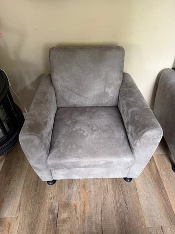 Gratis! grijze stoelen met vlek