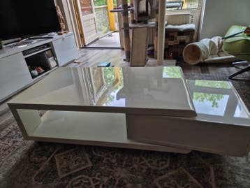 Hoogglans wit salontafel. Verrijdbaar met opberglade