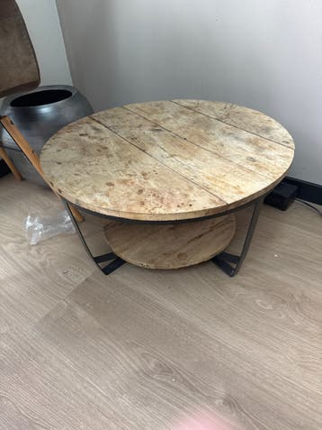 Gebruikte ronde salontafel met houten blad en metalen onders