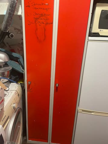Gratis af te halen: oude metalen lockerkast