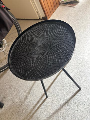Gratis af te halen: zwart bijzettafeltje
