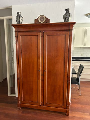 Klassieke kersenhouten kast met twee deuren en planken