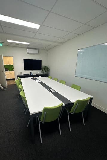 Nette vergadertafel met verlengsnoer incl. 10 stoelen