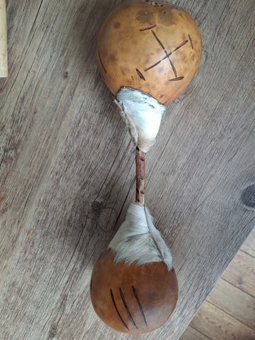 Traditionele Afrikaanse ratelaar Sonaja of shaman