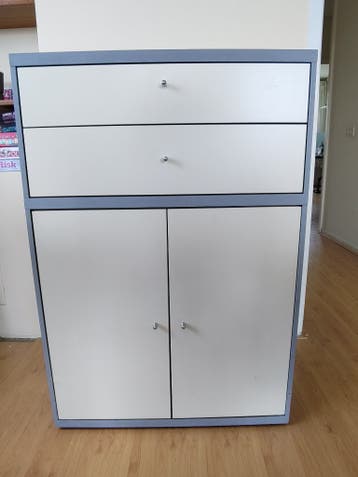 Grijze kast 110 cm met deuren en lades