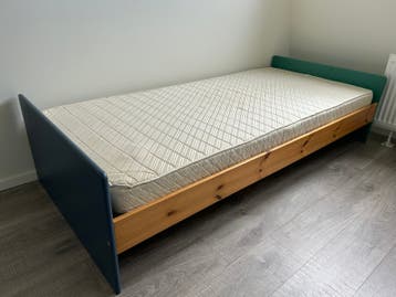 Gratis eenpersoonsbed met lattenbodem en matras 90x200