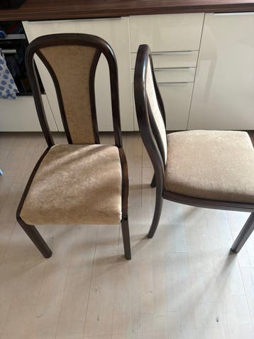 Twee houten, gestoffeerde eetkamerstoelen